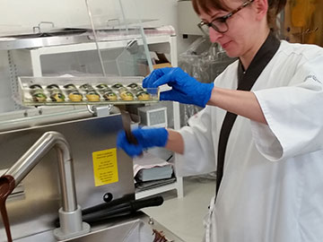 Molding chocolate bonbons
